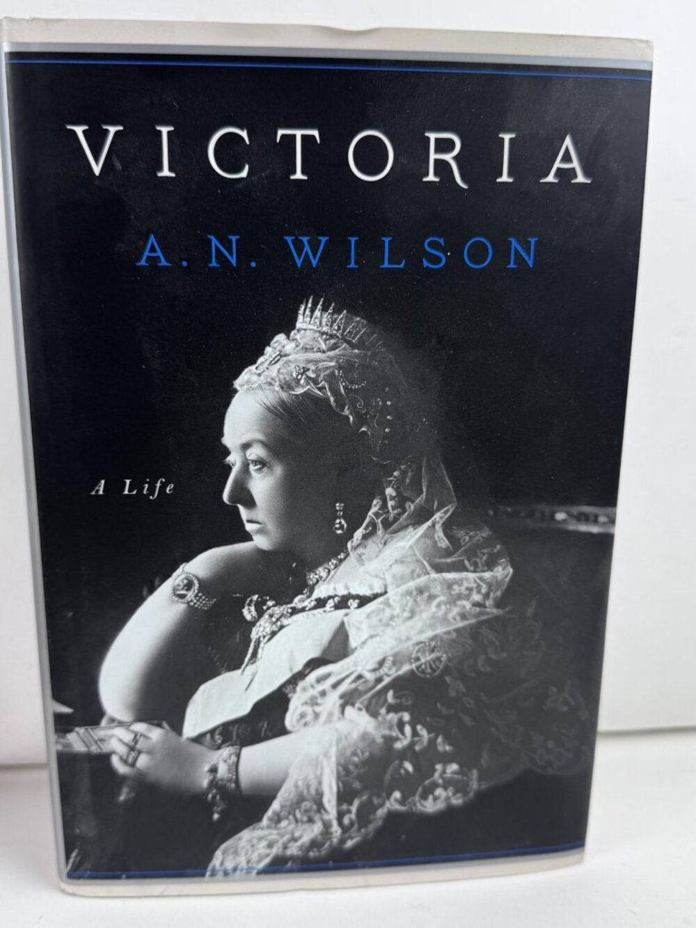 Victoria A Life by A.N. Wilson Hardcover Book 2014 ISBN 978-1-59420-599-6